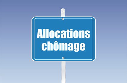 Un panneau routier bleu avec le mot "allocations chômage" inscrit dessus.
