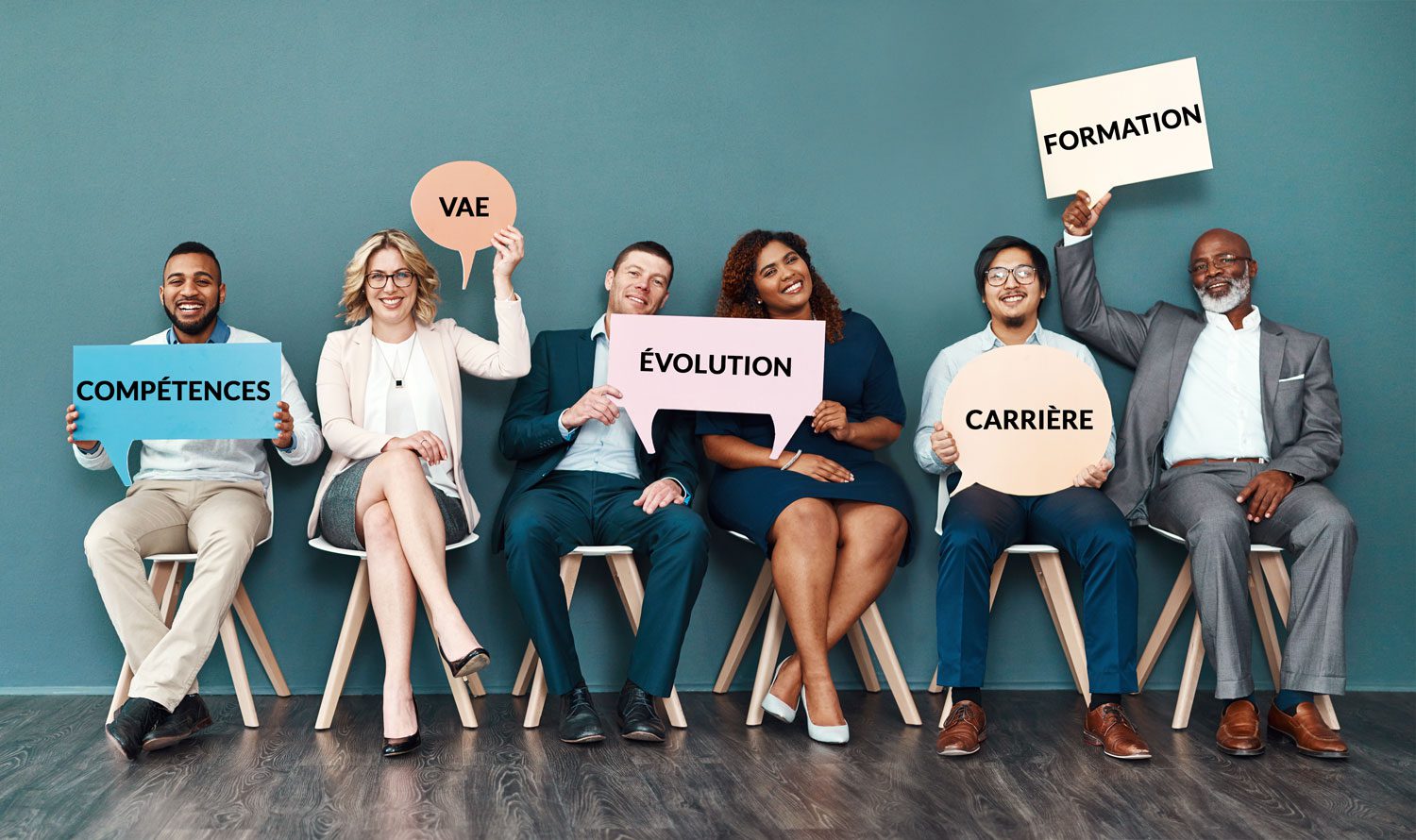 Un groupe de gens d'affaires tenant des pancartes avec le mot évolution, démontrant leur engagement à rester à jour dans le monde des technologies en constante évolution.