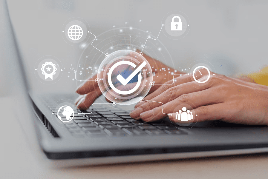 Une personne tapant sur un ordinateur portable avec une coche dessus, assurant la cybersécurité et atténuant les problèmes de sécurité informatique.