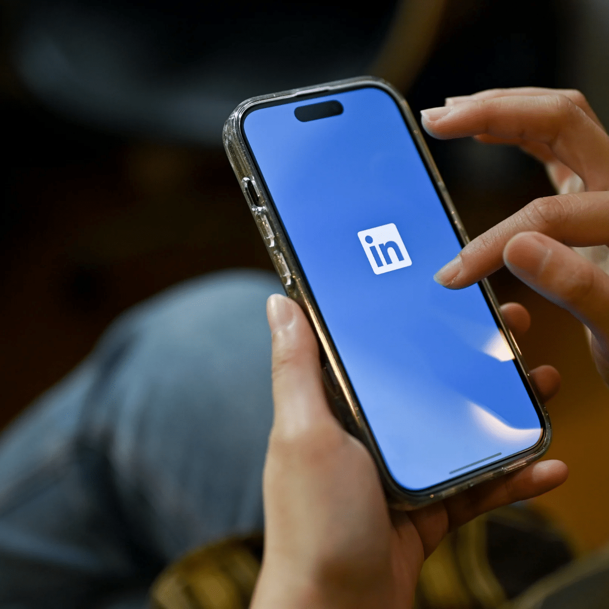 Le logo LinkedIn est affiché sur le téléphone d'une personne.