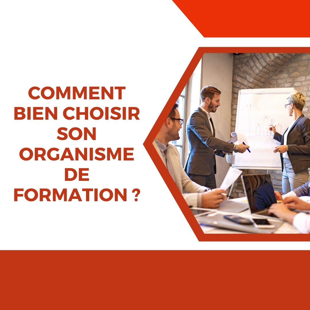 Salarié comparant différents organismes de formation sur son ordinateur