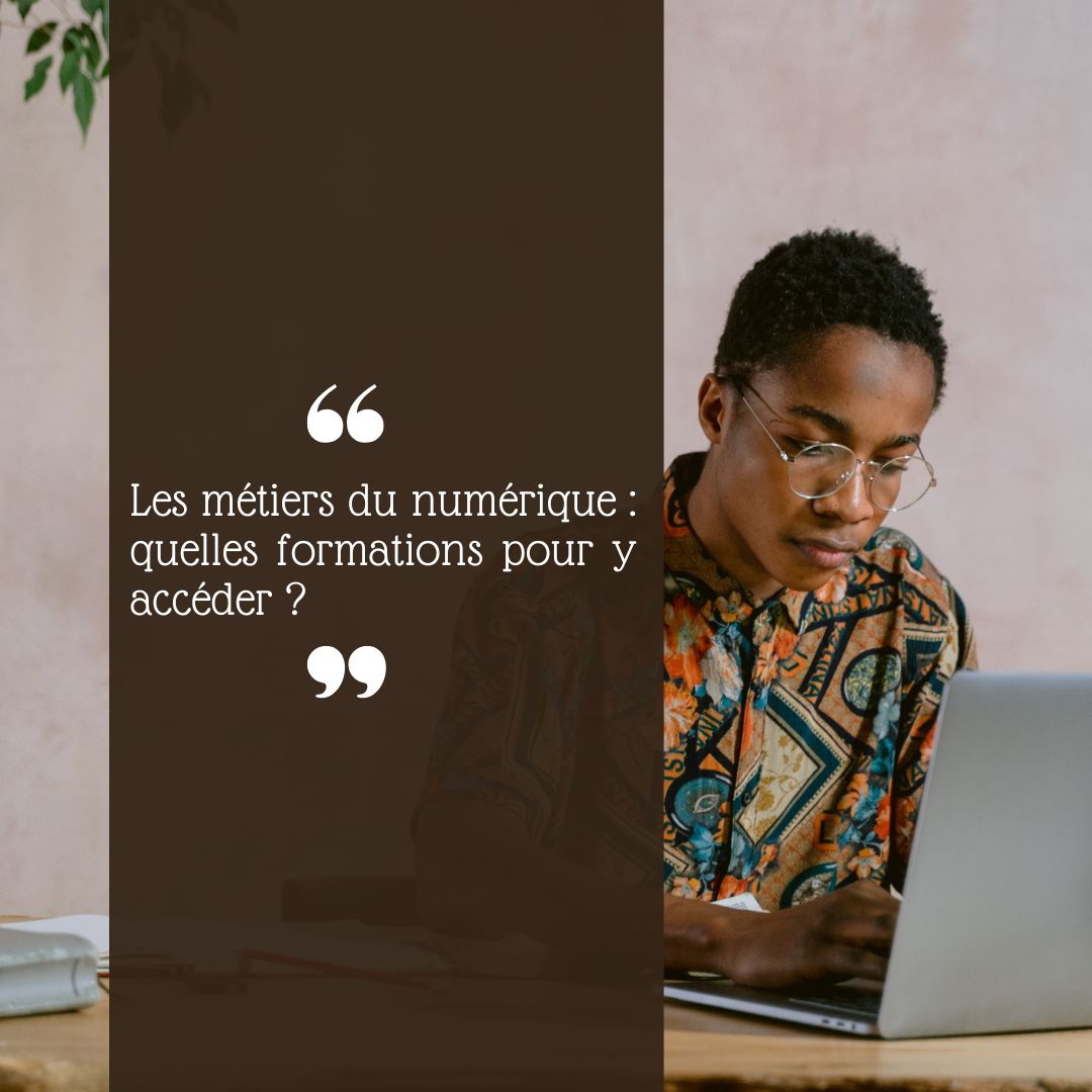 Étudiants en formation numérique travaillant sur des ordinateurs portables dans un espace collaboratif