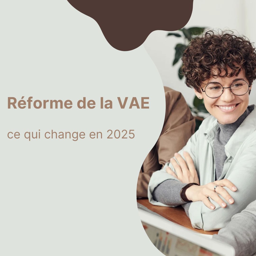 Un candidat prépare son dossier VAE avec un accompagnateur en 2025